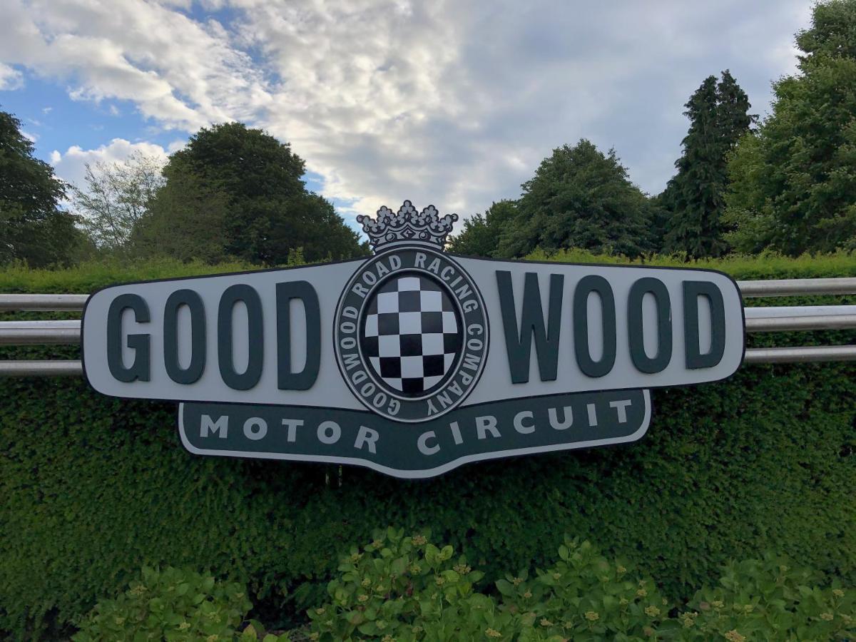 Flint House - Goodwood Events Bed & Breakfast Чичестър Екстериор снимка